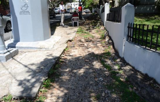 Mal estado de acera es un peligro para transeúntes