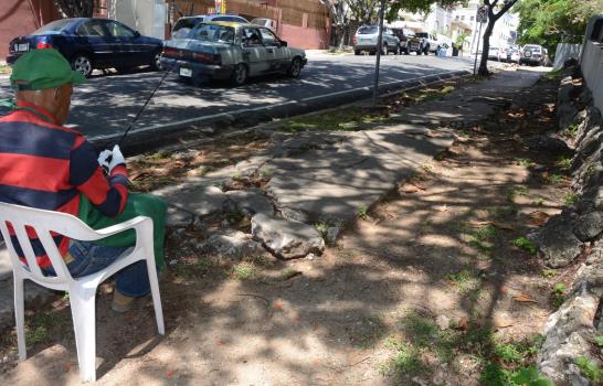 Mal estado de acera es un peligro para transeúntes