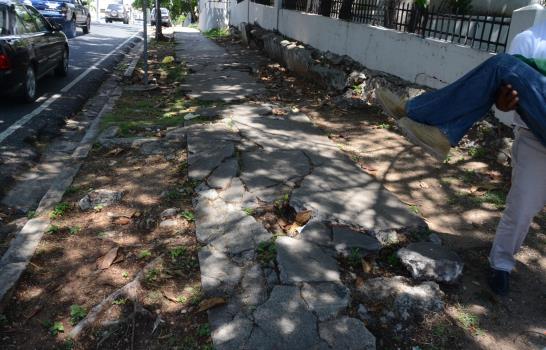 Mal estado de acera es un peligro para transeúntes