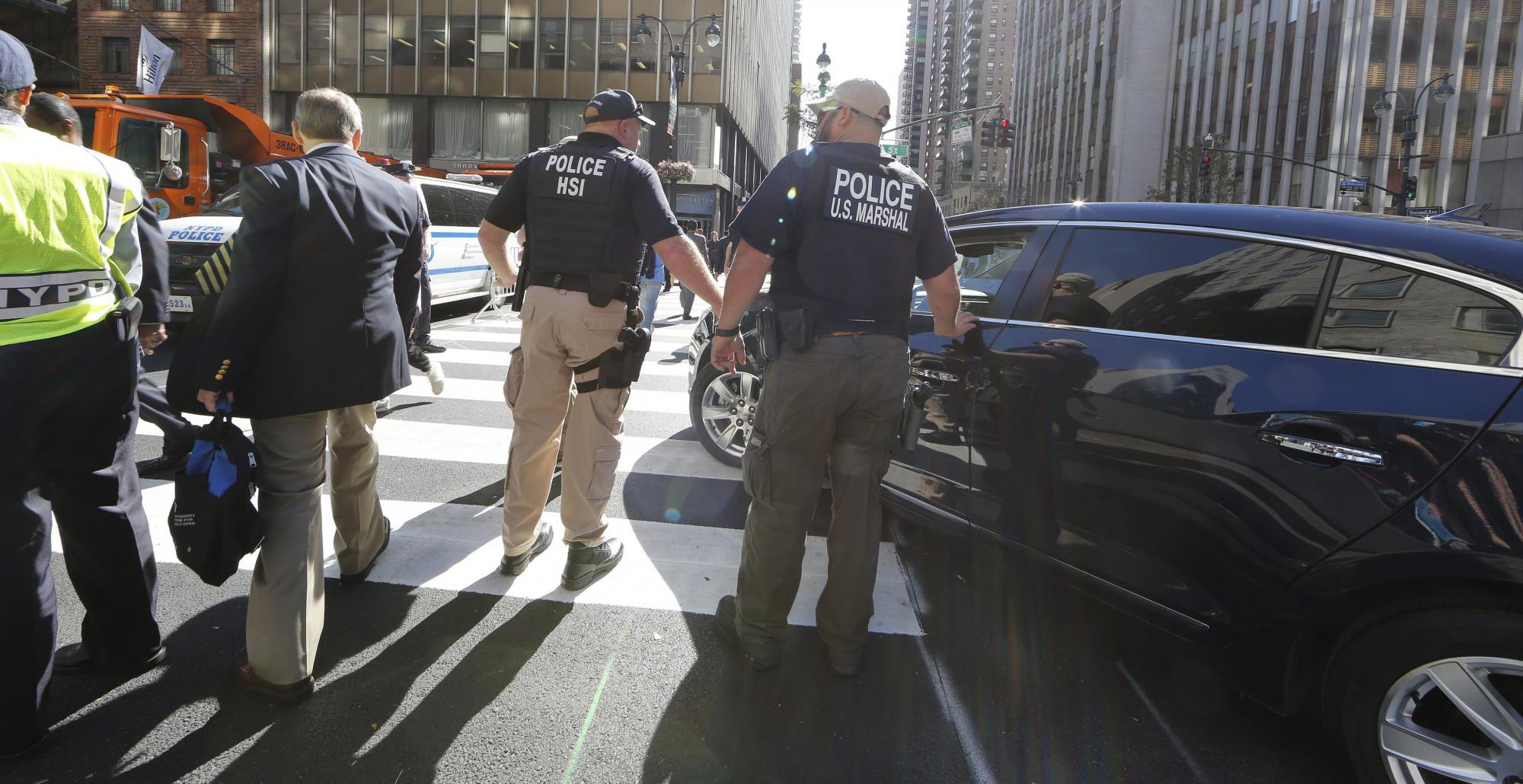NUEVA YORK (EE.UU.), .- Policías federales y de la ciudad de Nueva York revisan un vehículo en un retén hoy, jueves 24 de septiembre de 2015, afuera de la sede principal de las Naciones Unidas en Nueva York (EE.UU.). El papa Francisco pronunciara un discurso durante la Asamblea General de la ONU este 25 de septiembre, la cual contará con la asistencia de 150 jefes de estados. 