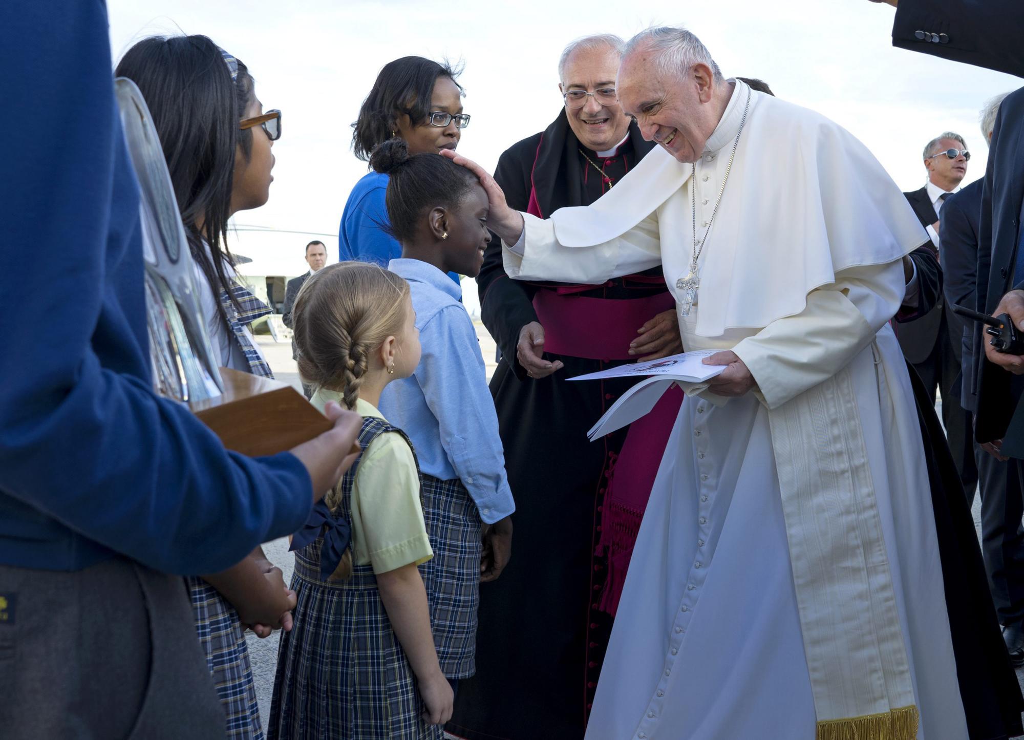  NUEVA YORK (NY, EE.UU.),.- El papa Francisco (d) saluda a estudiantes de quinto grado a su llegada al aeropuerto internacional John F. Kennedy en Nueva York (EE.UU.) hoy, jueves 24 de septiembre de 2015.