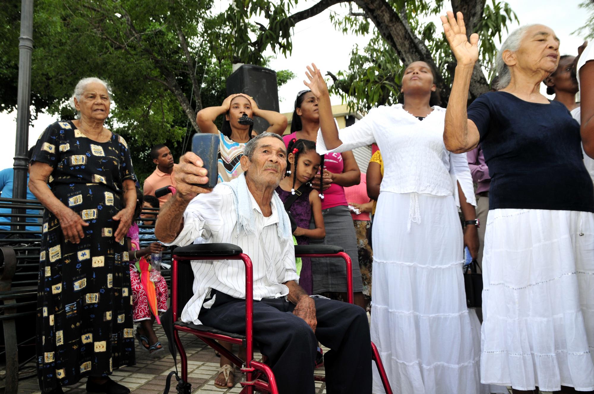 Cristianos celebran el Día de la Biblia con marcha en Manoguayabo