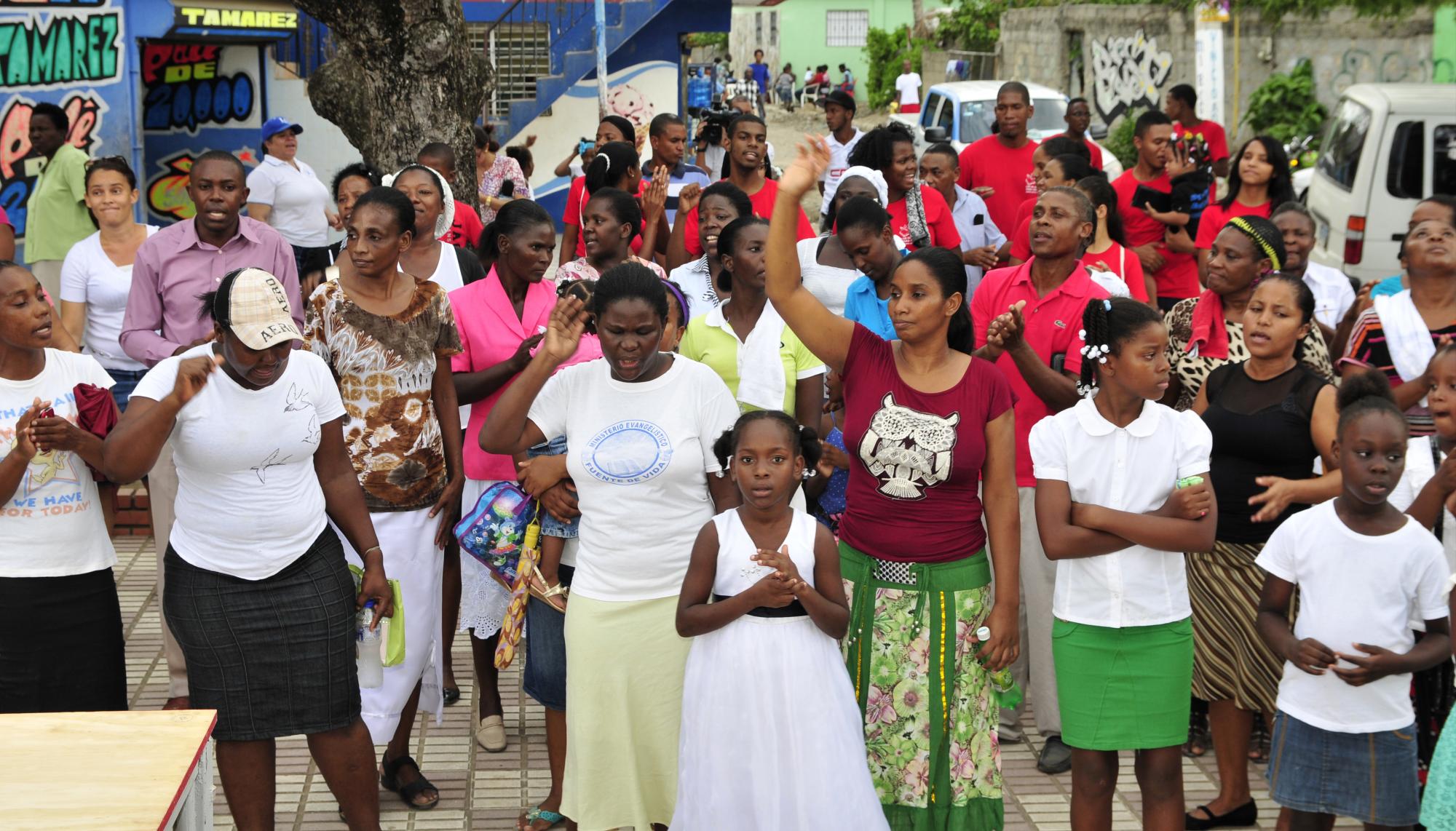 La iglesia cristiana de Batey Bienvenido, en Manoguayabo, realizaron este jueves la Marcha de la Biblia para conmemorar el Día de la Biblia por toda la comunidad cristiana dominicana. El Día de la Biblia se celebra el último sábado de septiembre y convoca al estudio del libro sagrado de la religión cristiana.