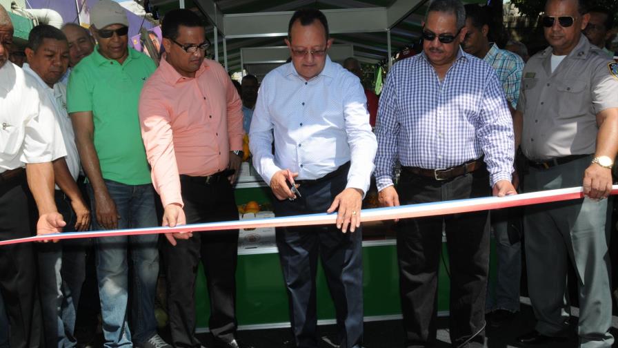 El ministro de Agricultura inaugura pabellón en Feria Agropecuaria; dice que las relaciones con Haití deben mantenerse abiertas 