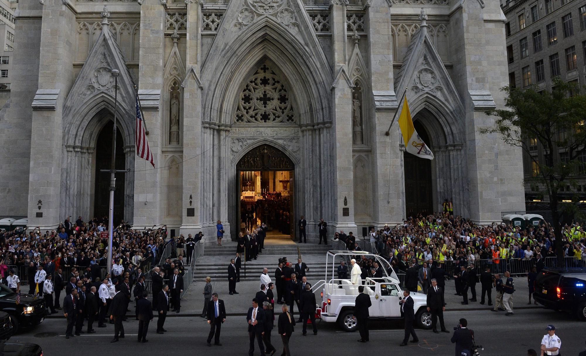El papa Francisco (c) saluda a su llegada a la Catedral de San Patricio en Nueva York (EE.UU.) El papa Francisco llegó hoy a Nueva York para iniciar su primera visita como pontífice a la ciudad, donde tendrá una cargada agenda que incluirá actos multitudinarios y un discurso ante los líderes mundiales en las Naciones Unidas.