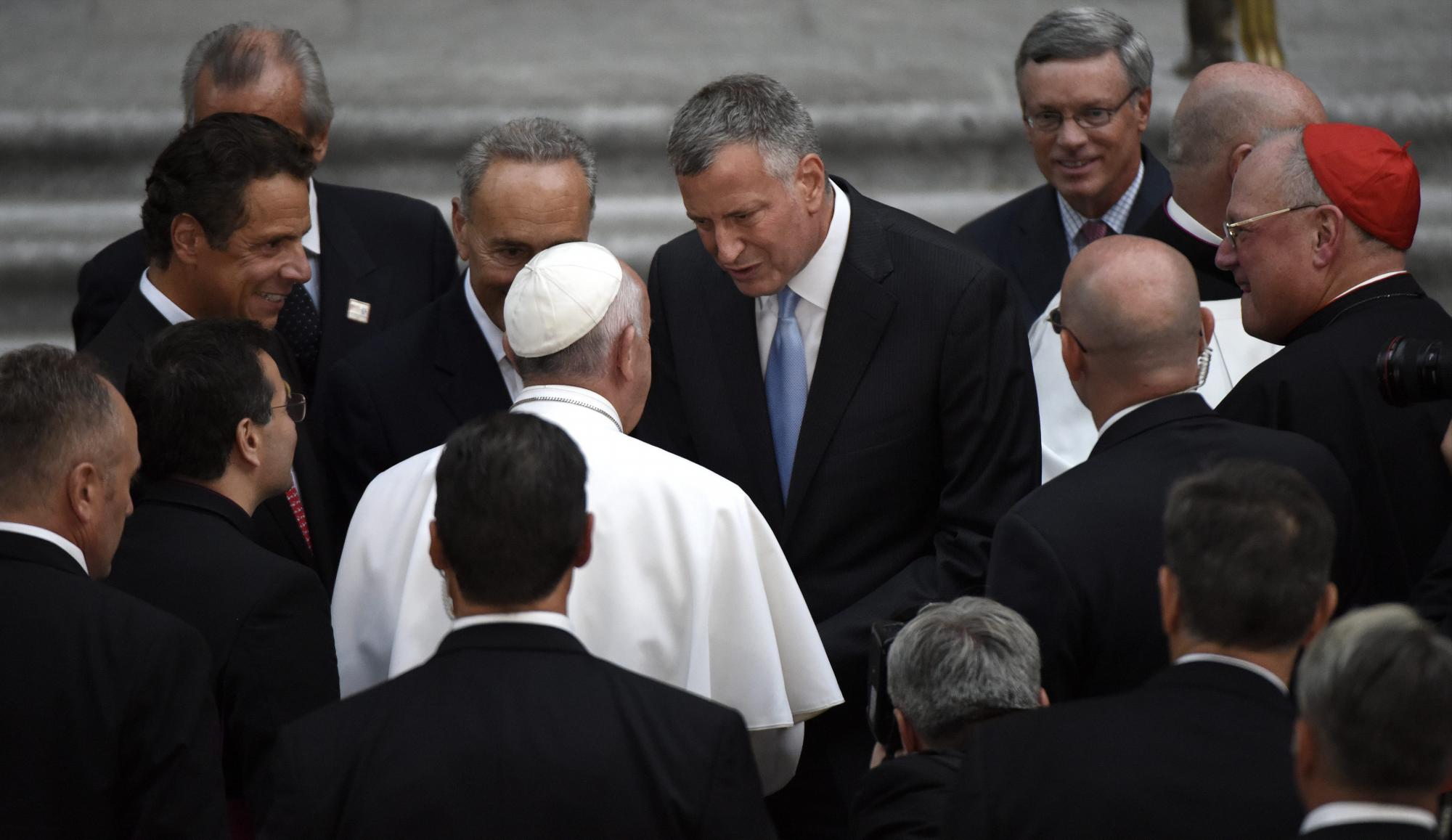 El papa Francisco (c-i) saluda al gobernador de Nueva York, Andrew Cuomo (c-d), a su llegada a la Catedral de San Patricio en Nueva York (EE.UU.) hoy, jueves 24 de septiembre de 2015. El papa Francisco llegó hoy a Nueva York para iniciar su primera visita como pontífice a la ciudad, donde tendrá una cargada agenda que incluirá actos multitudinarios y un discurso ante los líderes mundiales en las Naciones Unidas. 