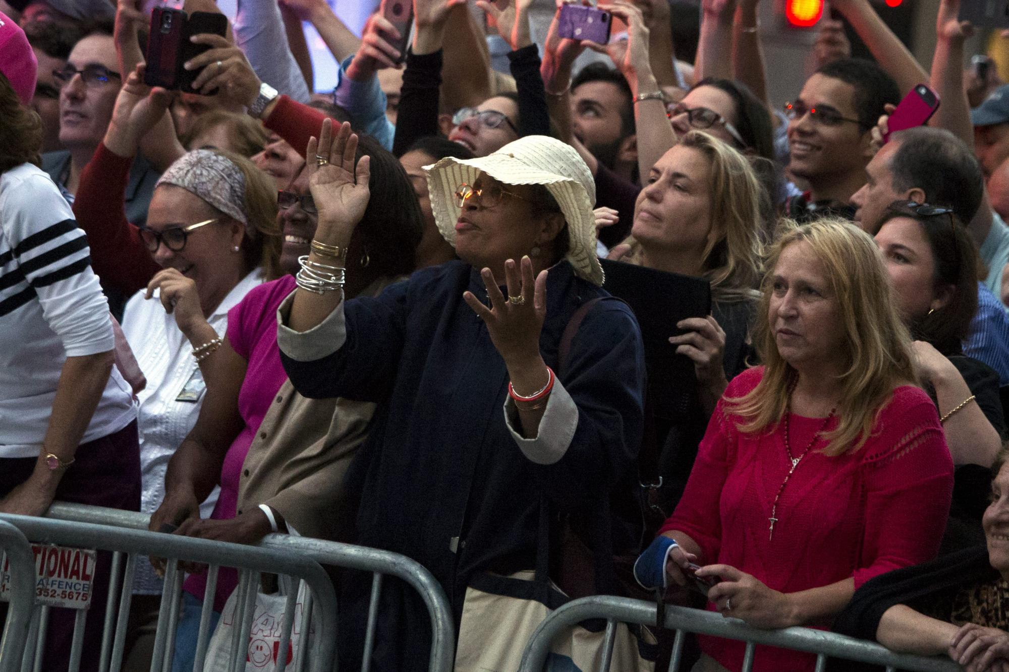  Un grupo de personas observa al papa Francisco, que atraviesa la Quinta Avenida en el papamóvil camino a la Catedral de San Patricio en Nueva York (EE.UU.) hoy, jueves 24 de septiembre de 2015. El papa Francisco llegó hoy a Nueva York para iniciar su primera visita como pontífice a la ciudad, donde tendrá una cargada agenda que incluirá actos multitudinarios y un discurso ante los líderes mundiales en las Naciones Unidas. 
