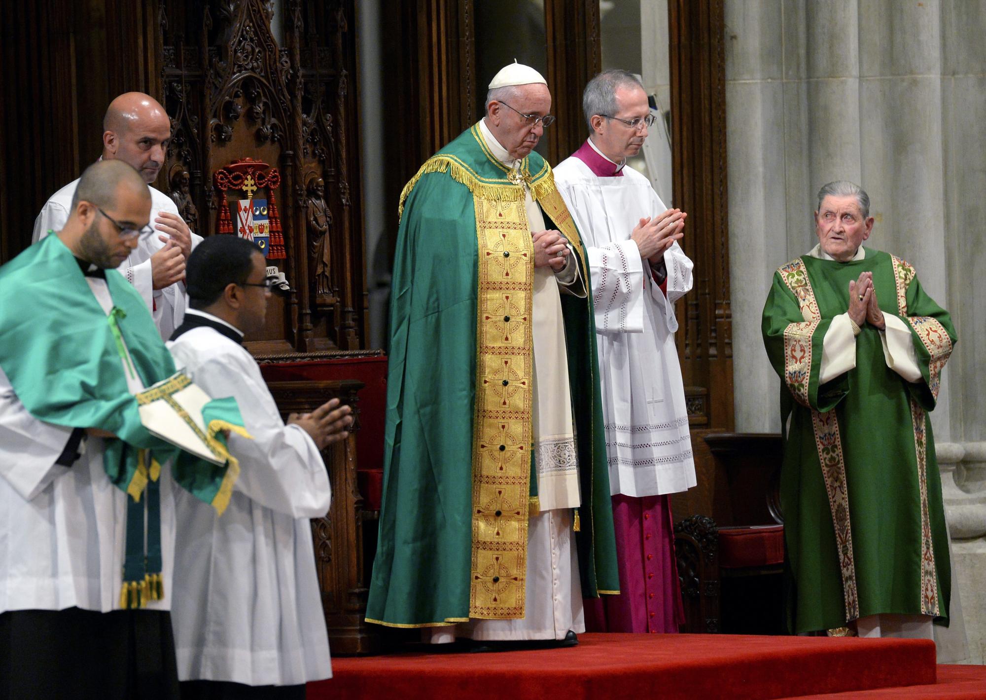 El papa Francisco (c) ora durante una misa en la Catedral de San Patricio en Nueva York (EE.UU.)