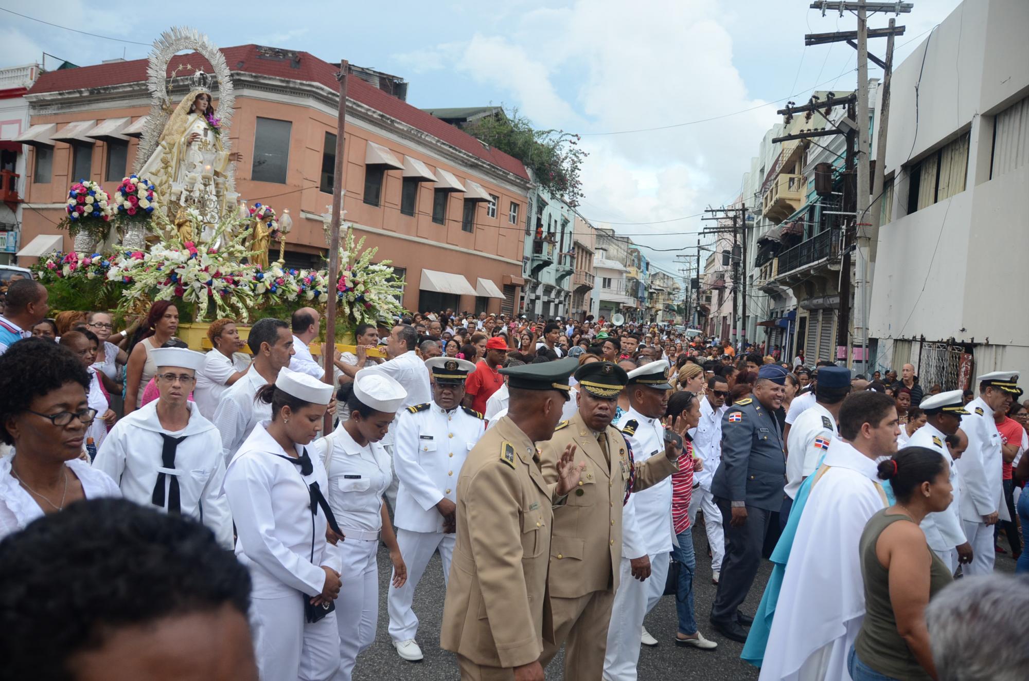 Parada de la procesión frente a la Puerta del Conde.