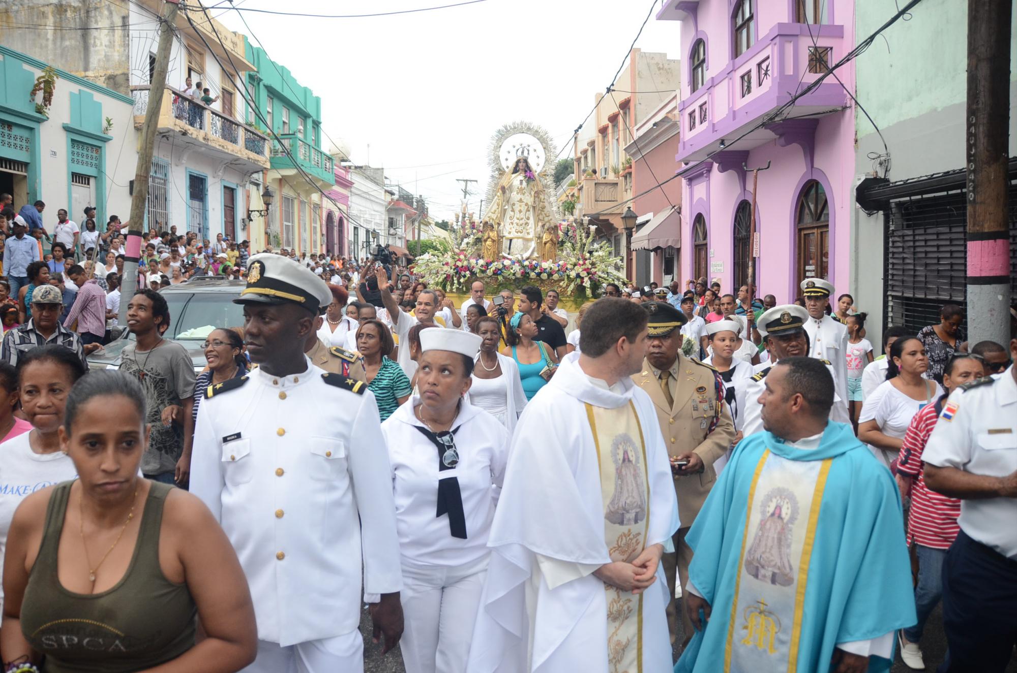 La Armada, el Cuerpo de Ayudantes Militares, y la Policía Nacional estuvieron presentes con sus bandas de música