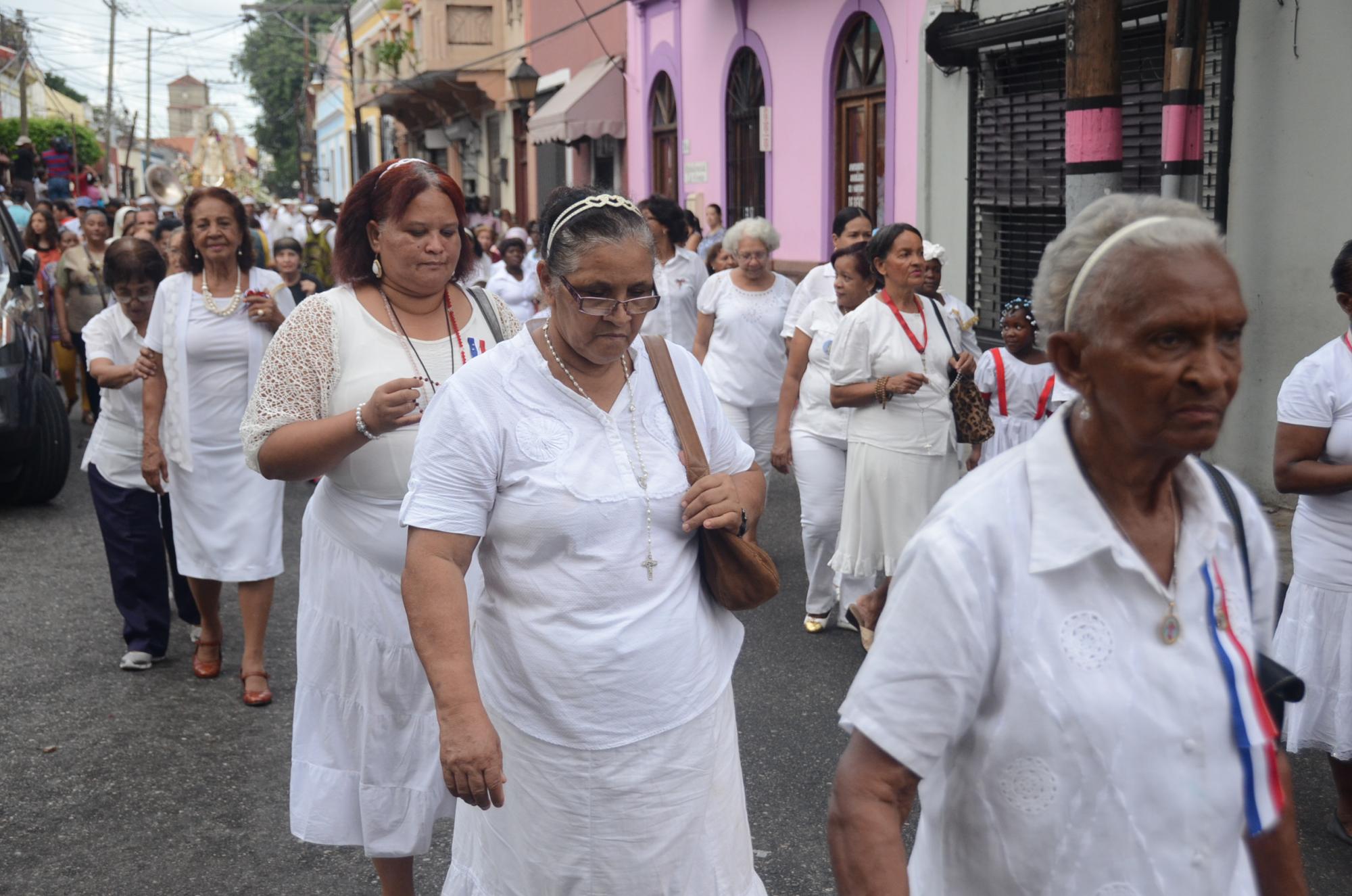 Las damas Altagracianas que todos los años participan de ese tributo religioso.