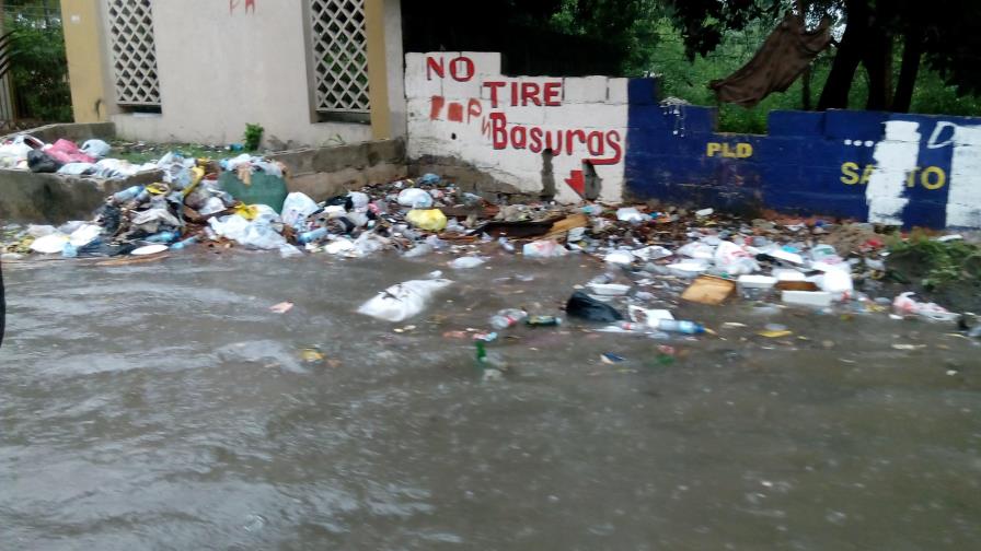 Las lluvias anegan al Gran Santo Domingo 