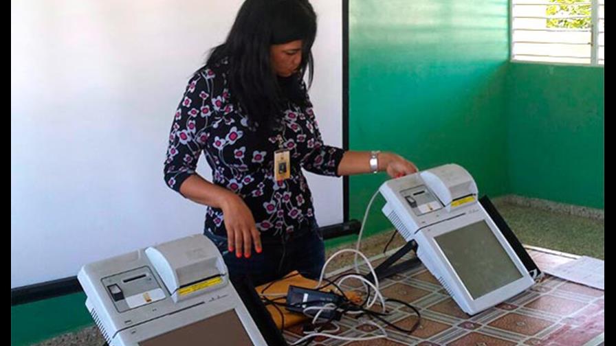 Profesores ensayaron con el voto electrónico