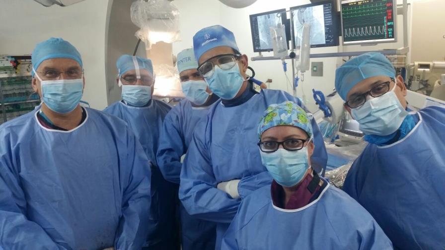 Médicos realizan un exitoso implante de prótesis de válvula