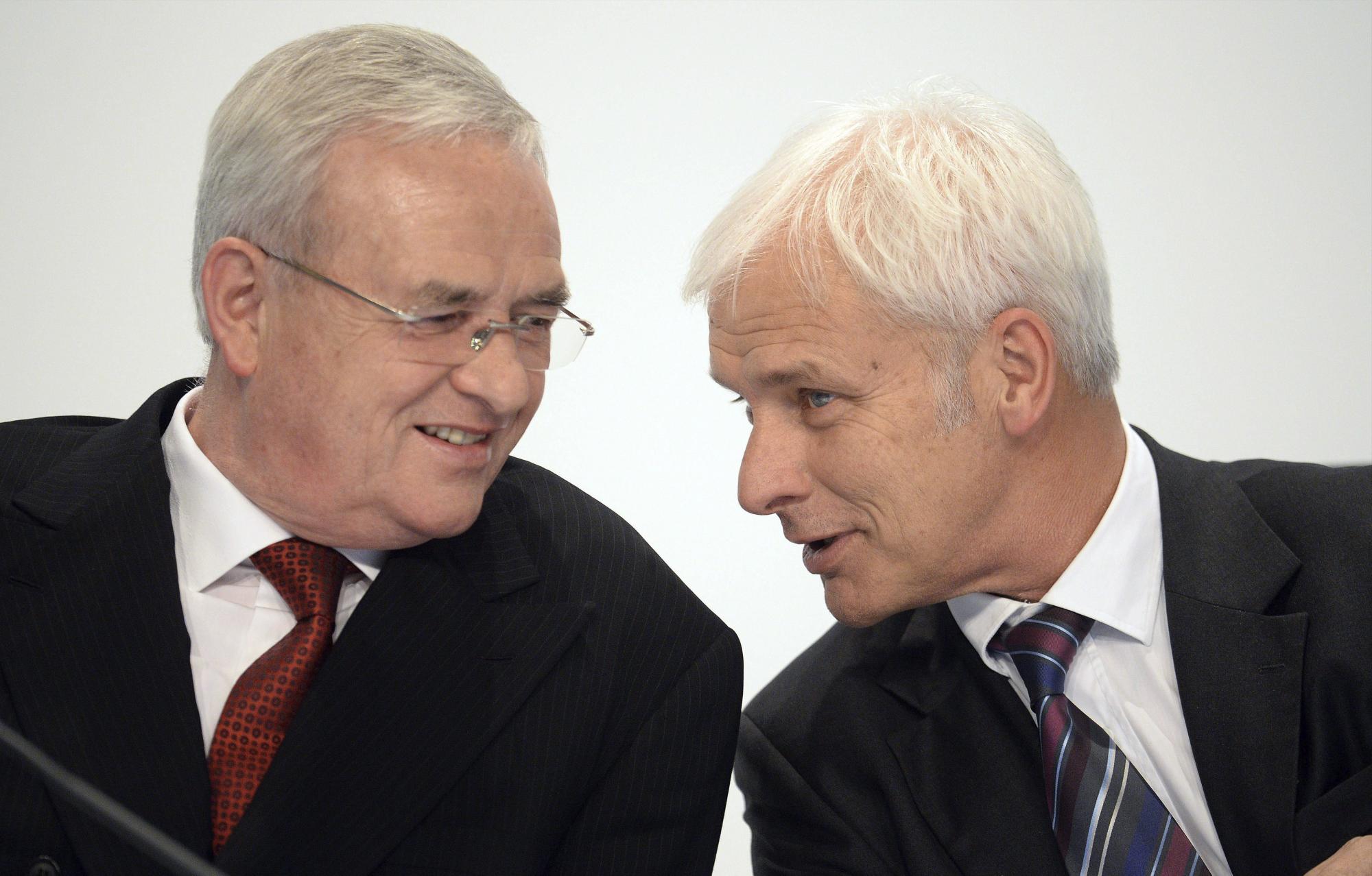 Fotografía del 18 de marzo de 2014 que muestra al entonces presidente del productor de deportivos Porsche, Matthias Müller (i) junto con al entonces presidente del grupo Volkswagen Martin Winterkorn (d) en Stuttgart, Alemania. 