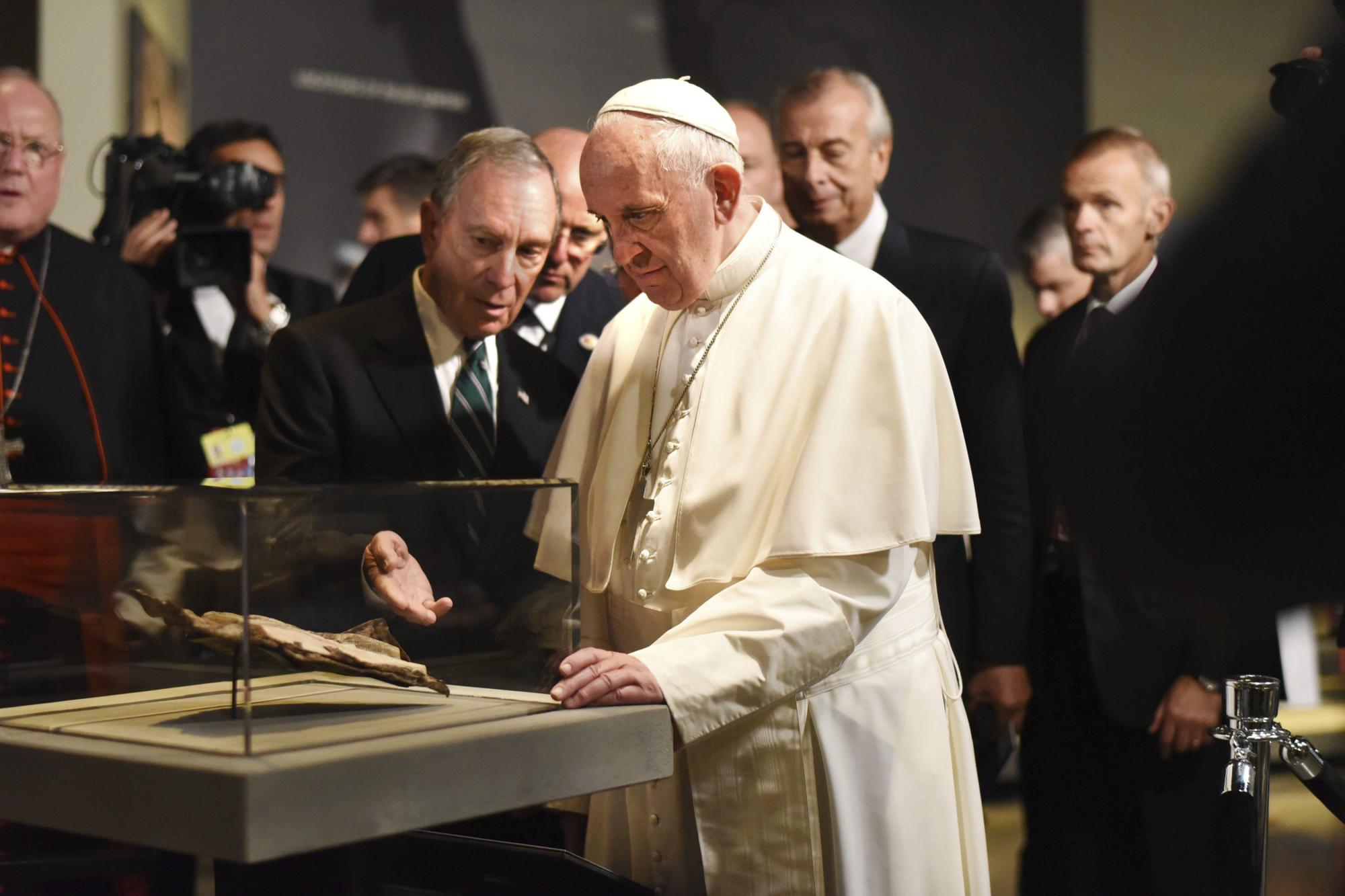 El papa Francisco (i) reza junto con el cardenal Dolan while (d) durante su visita al memorial del 11-S en Nueva York, Estados Unidos, hoy, 25 de septiembre de 2015. 