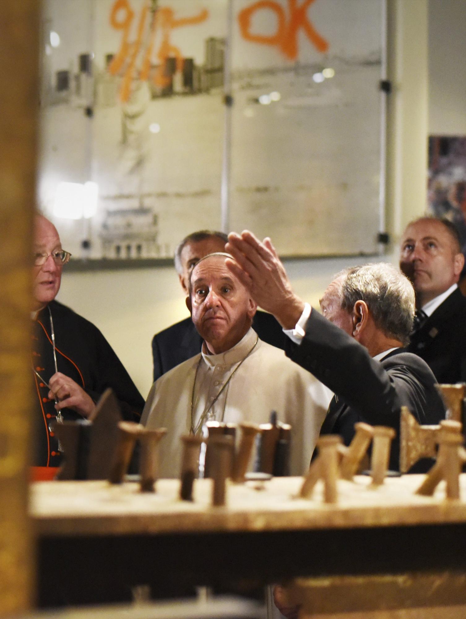 El papa Francisco (i) reza junto con el cardenal Dolan while (d) durante su visita al memorial del 11-S en Nueva York, Estados Unidos, hoy, 25 de septiembre de 2015. 