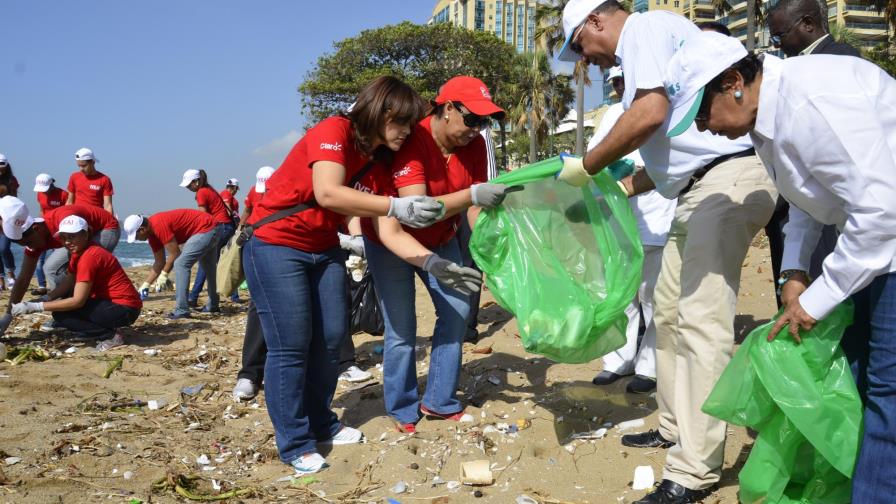 Retiran dos millones desechos en playas y ríos durante un operativo en 16 zonas