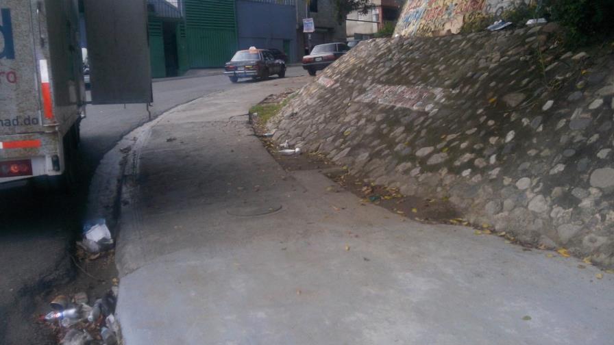 Corrigen un hoyo en la carretera de Manoguayabo