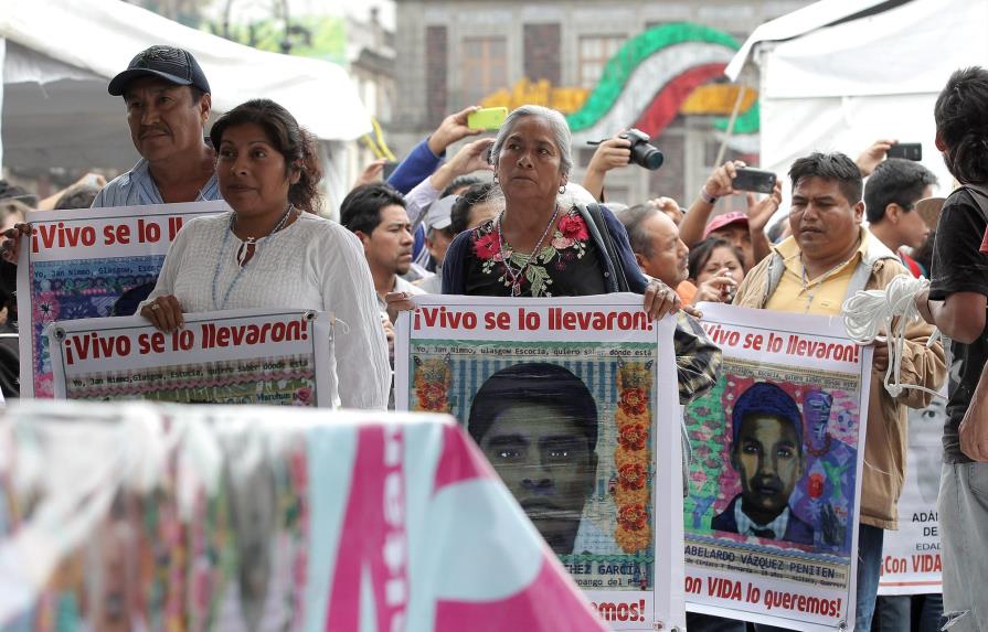 Padres de los 43 acaban ayuno y llaman a mexicanos a marchar por aniversario