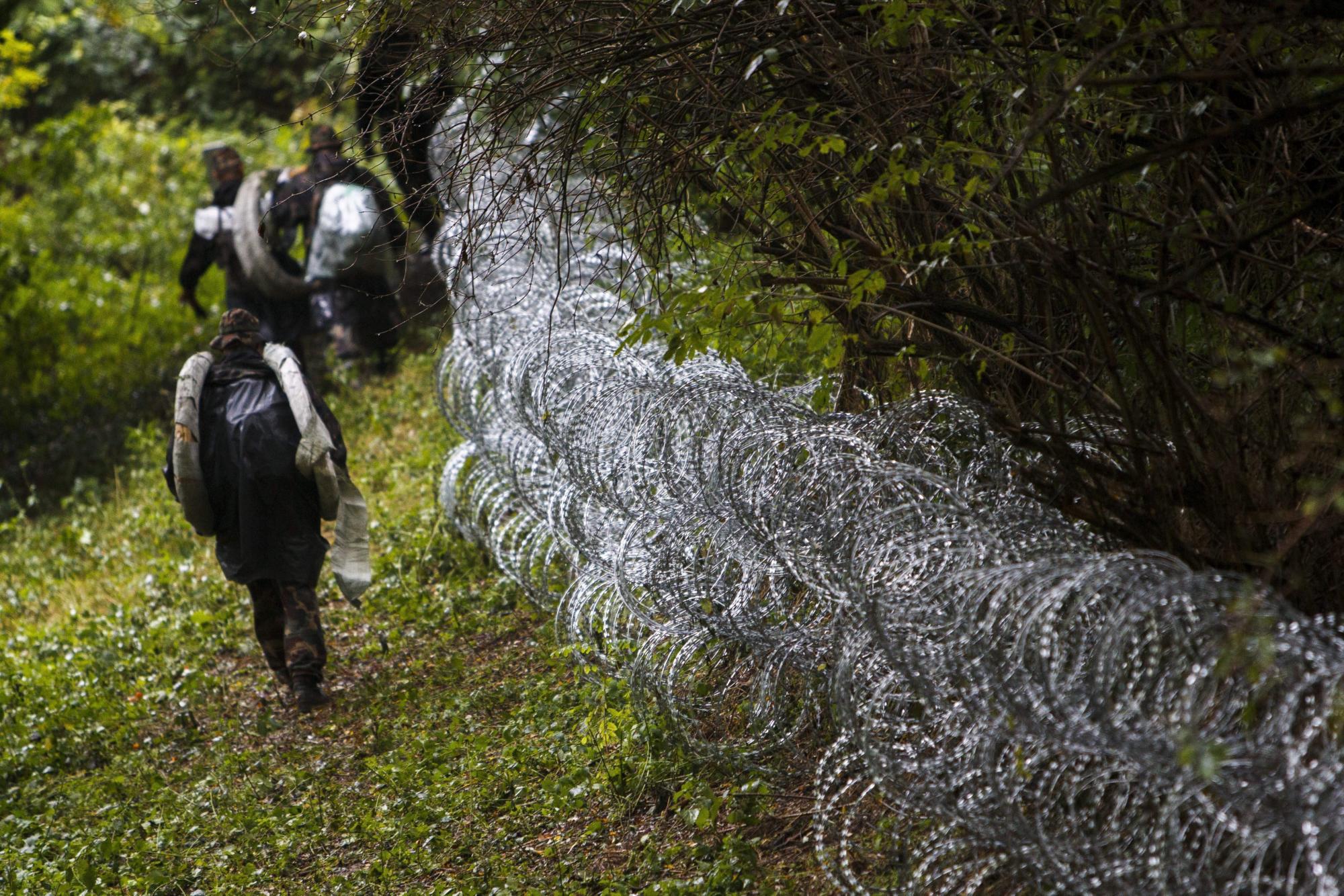 Soldados continúan levantando la alambrada en la frontera con Croacia en Zakany (Hungría). 
