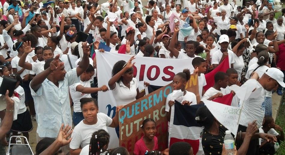 Marchan contra el consumo de drogas y la homosexualidad en Doña Ana