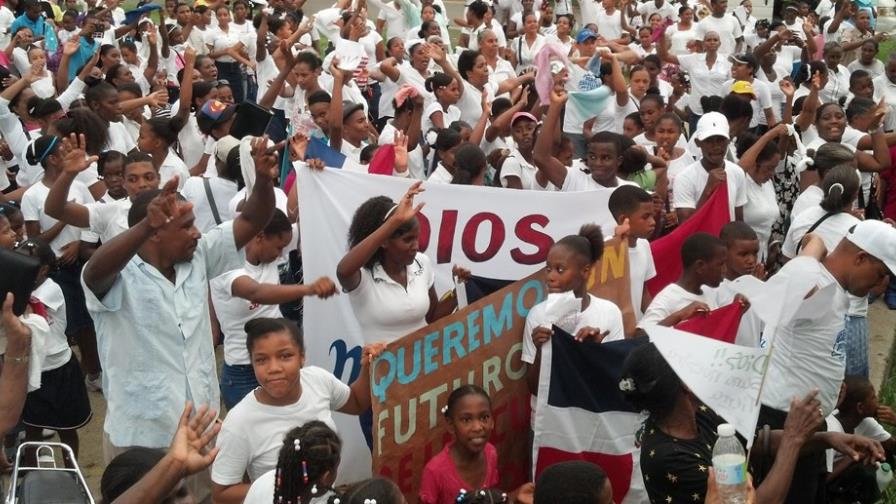 Marchan contra el consumo de drogas y la homosexualidad en Doña Ana