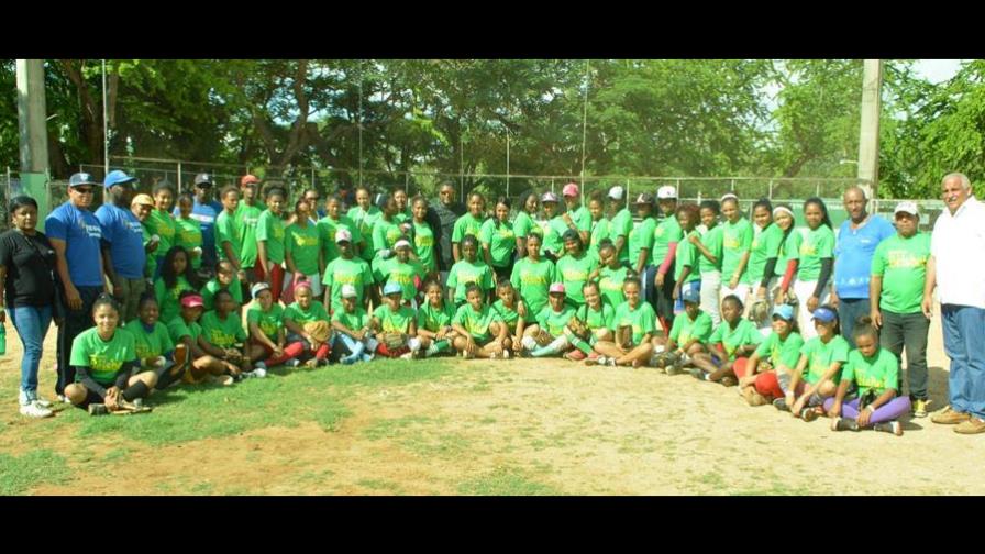 Ministro de deportes ve futuro promisorio en béisbol femenino