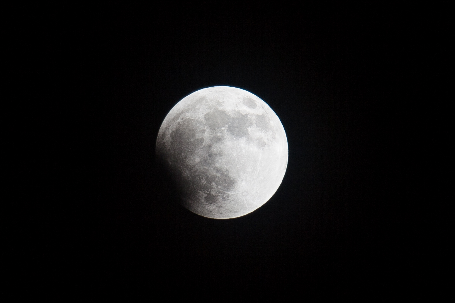 La parte más oscura de la sombra de la Tierra (conocida como umbra) se desplaza sobre el disco lunar, diez minutos depués del inicio de la fase parcial del eclipse.