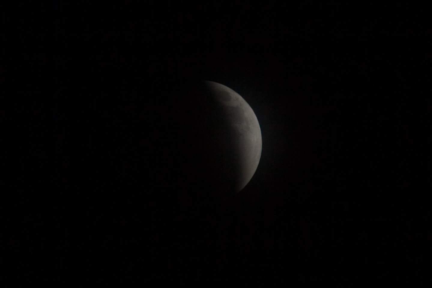 La Luna a pocos minutos del inicio de la fase total del eclipse.