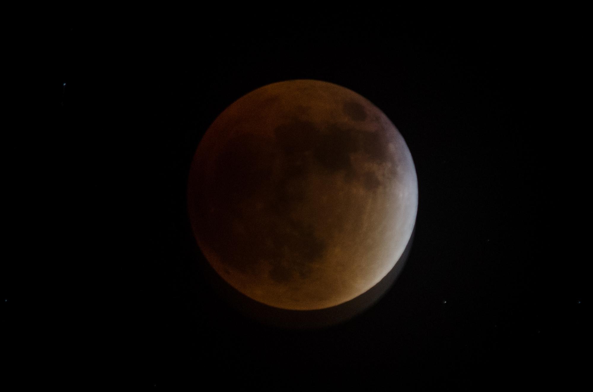 Otra etapa del eclipse total de Luna.