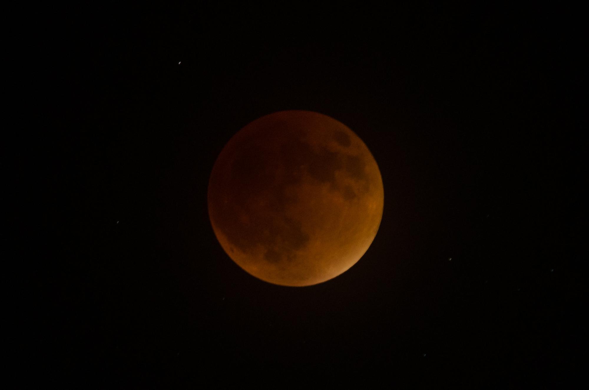 La Luna en el momento del eclipse máximo, a las 10:47 de la noche del domingo 27 de septiembre de 2015.