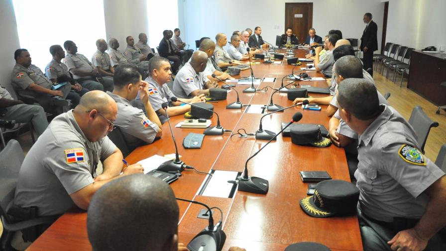 Investigan a policías en Santiago