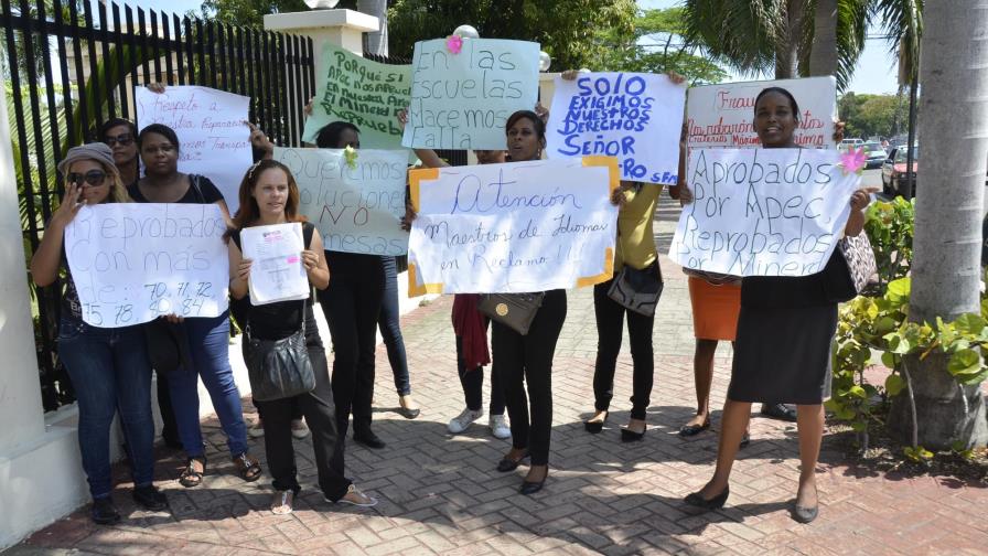 Aspirantes a profesores protestan