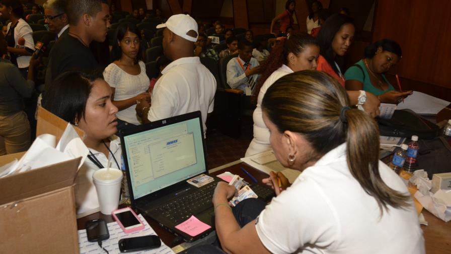 Entregan 10 mil tarjetas solidaridad a estudiantes de la Universidad Autónoma de Santo Domingo