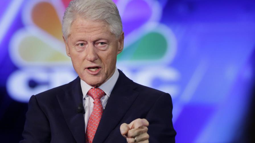 Bill Clinton acusa republicanos y prensa de inflar polémica contra su esposa