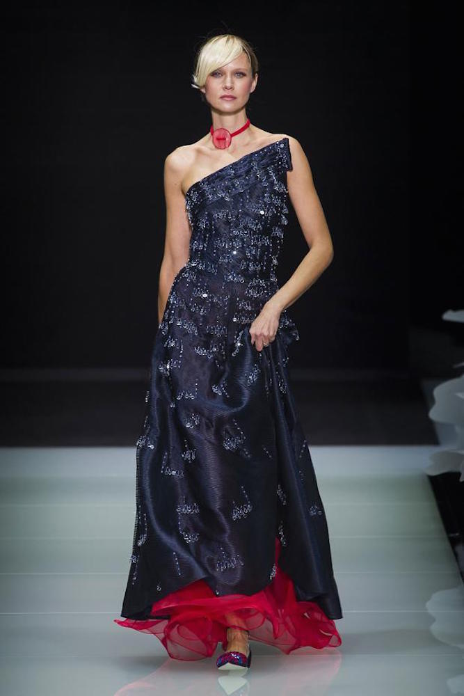 Modelo luce una de las creaciones de Giorgio Armani para su colección Primavera-Verano 2016
