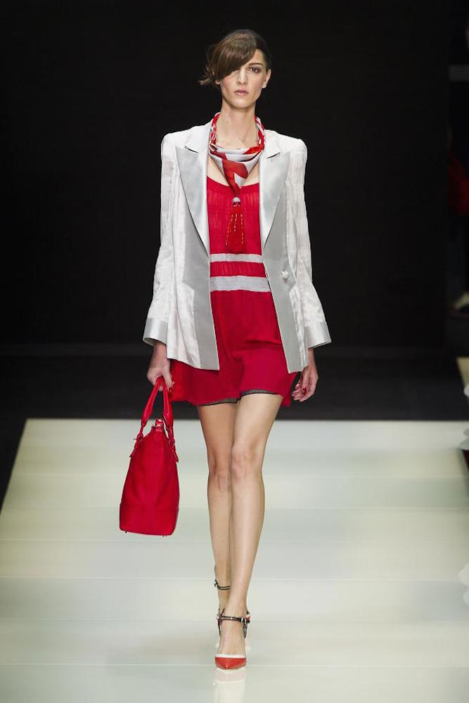 Modelo luce una de las creaciones de Giorgio Armani para su colección Primavera-Verano 2016