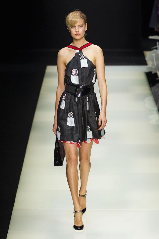 Modelo luce una de las creaciones de Giorgio Armani para su colección Primavera-Verano 2016