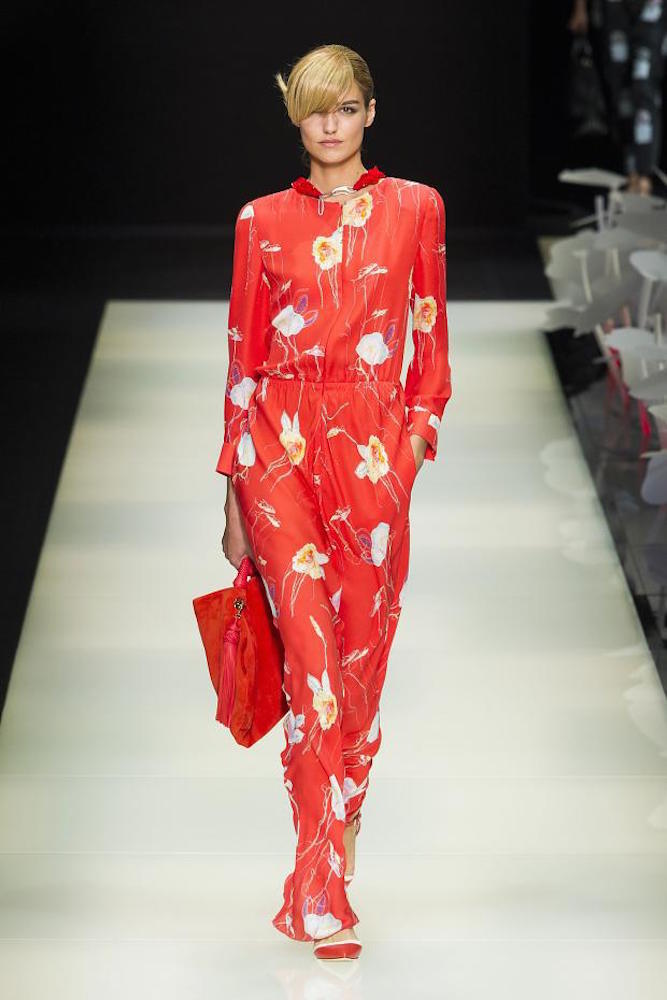 Modelo luce una de las creaciones de Giorgio Armani para su colección Primavera-Verano 2016