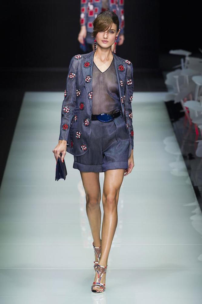 Modelo luce una de las creaciones de Giorgio Armani para su colección Primavera-Verano 2016