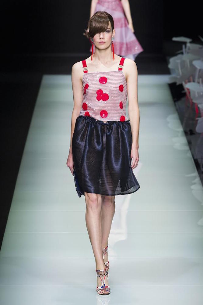 Modelo luce una de las creaciones de Giorgio Armani para su colección Primavera-Verano 2016