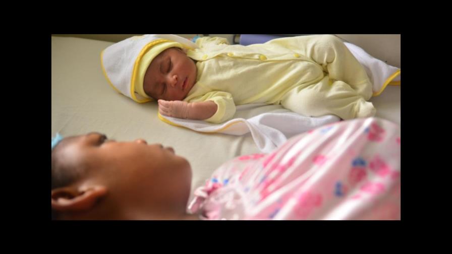 El bebé que al momento de nacer debe 2,384.6 dólares