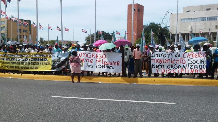 Cientos de cañeros demandan frente al Congreso aumento de sus pensiones