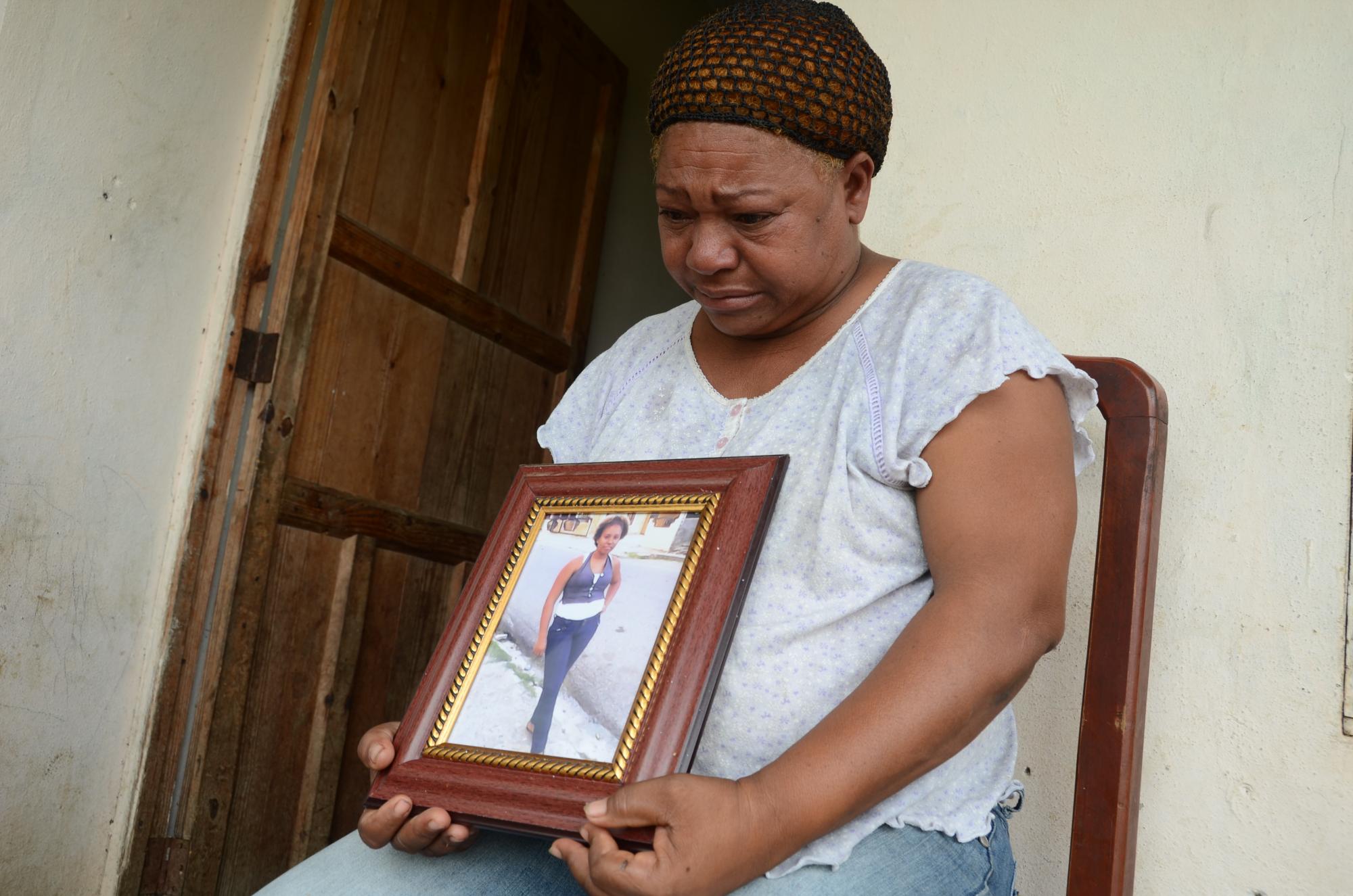 Sandra Luciano, llora la muerte de su hija Franny Cabrera, a quien muestra en una foto.