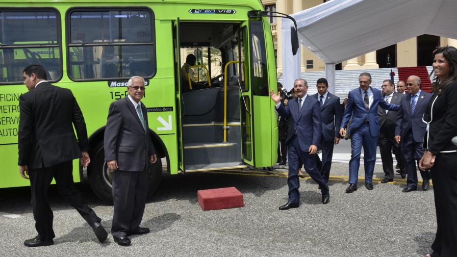 Medina entrega 100 autobuses nuevos a OMSA
