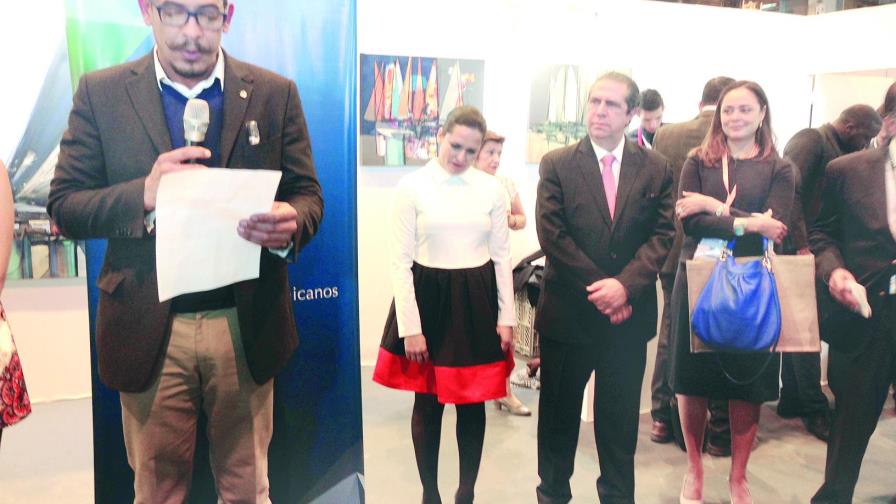 Inauguran en París exposición del artista plástico Chichí Reyes