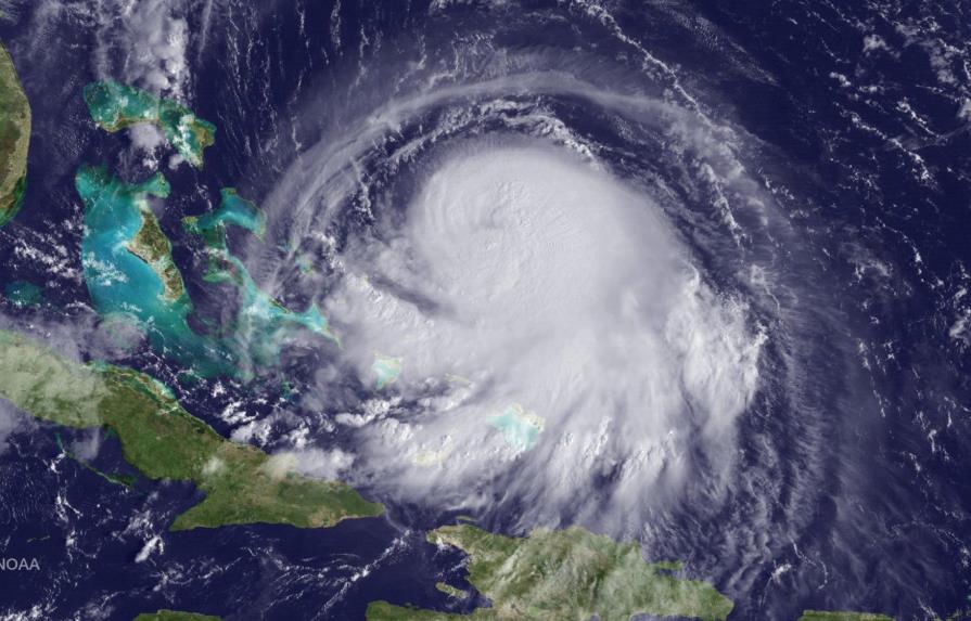 El ojo del potente huracán Joaquín, muy cerca de impactar en las Bahamas 