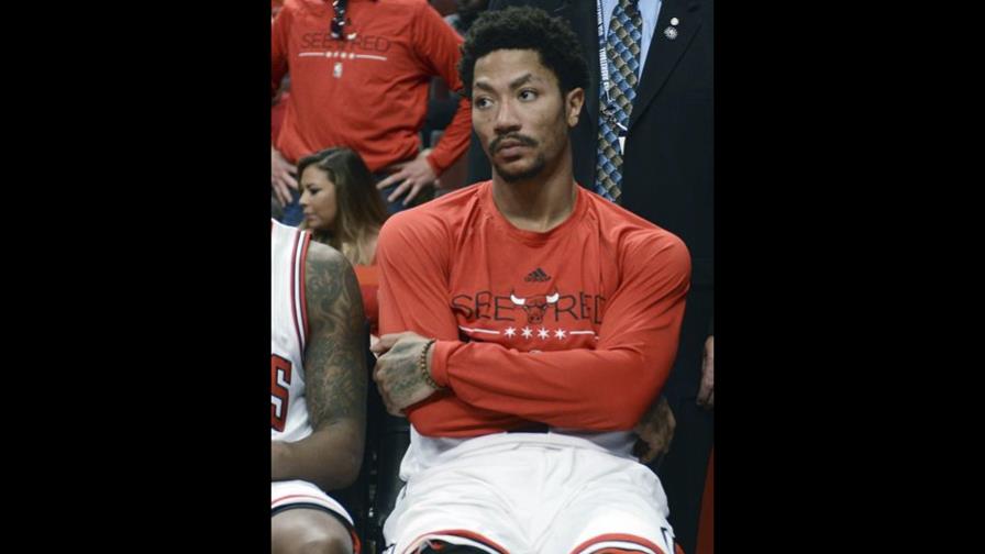 Operan a Derrick Rose y los Bulls esperan que regrese en dos semanas