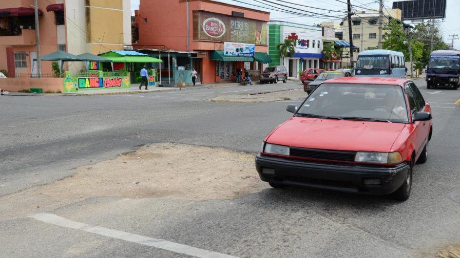 La CAASD resuelve una avería, pero deja un  hoyo abierto en la Carretera Sánchez 